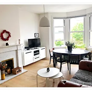 Spacious And Modern 2 Bedroom Flat Near The Centre Apartment