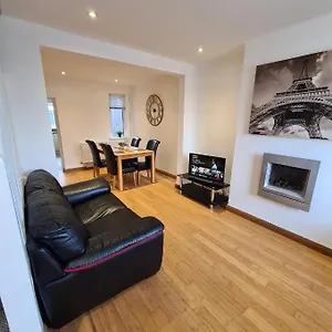 Modern Two Bedroom House Close To Centre Holiday home Belfast