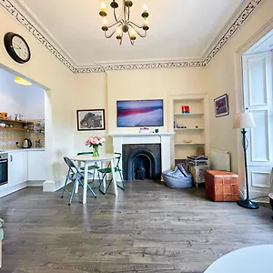 Open Plan 2 Bed Apt, Near Castle Apartment