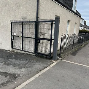 4 Bed Near Airport Holiday home